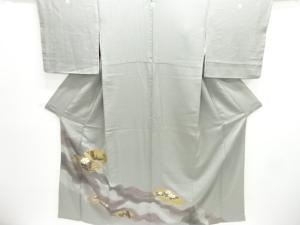 地紙に牡丹・梅模様三ツ紋色留袖（比翼付き）